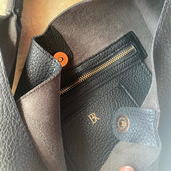 17” x 13” Banana Republic bag, new worn twice - Picture 3 of 4